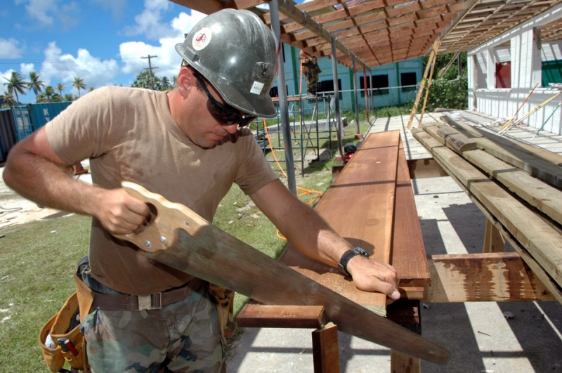 charpentier-PIERREFEU-min_worker_construction_building_carpenter_male_job_build_helmet-893290